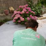 Jardinero colocando bordillo de granito